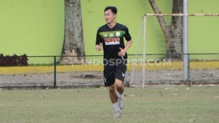 Usai dikontrak, pemain anyar klub Liga 2 PSMS Medan, Sutanto Tan, langsung latihan bersama tim di Stadion Kebun Bunga, Medan, Kamis (13/2/2020) sore. Copyright: © Aldi Aulia Anwar/INDOSPORT
