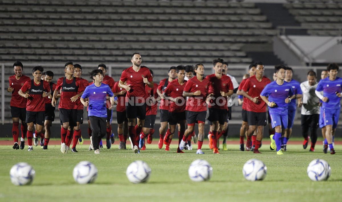 Latihan Timnas Indonesia senior di Stadion Madya beberapa waktu lalu. Copyright: © Herry Ibrahim/INDOSPORT
