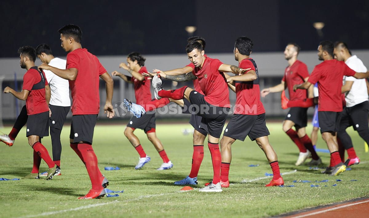Timnas Indonesia senior memulai latihan perdana di Stadion Madya. Copyright: © Herry Ibrahim/INDOSPORT