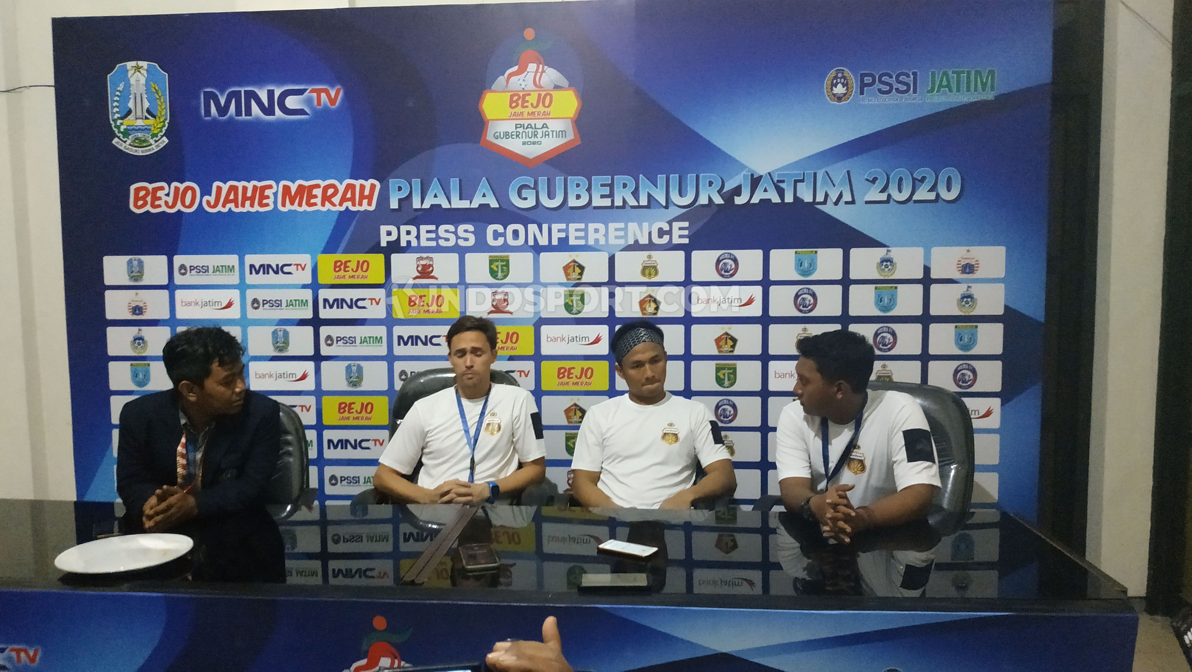 Pelatih Bhayangkara FC, Paul Munster (kedua dari kiri), dalam konferensi pers seusai laga Piala Gubernur Jatim, Jumat (14/02/20). Copyright: © Fitra Herdian/INDOSPORT.COM