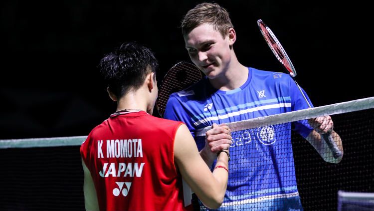 Viktor Axelsen samapai jungkir balik hadapi Kento Momota di semifinal Indonesia Masters 2019. Copyright: © Shi Tang/Getty Images