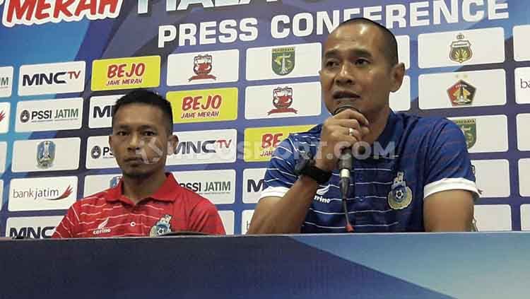 Kurniawan Dwi Yulianto (Pelatih Sabah FA) dan Alto Linus (kapten) usai laga Piala Gubernur Jatim 2020. Copyright: © Ian Setiawan/INDOSPORT