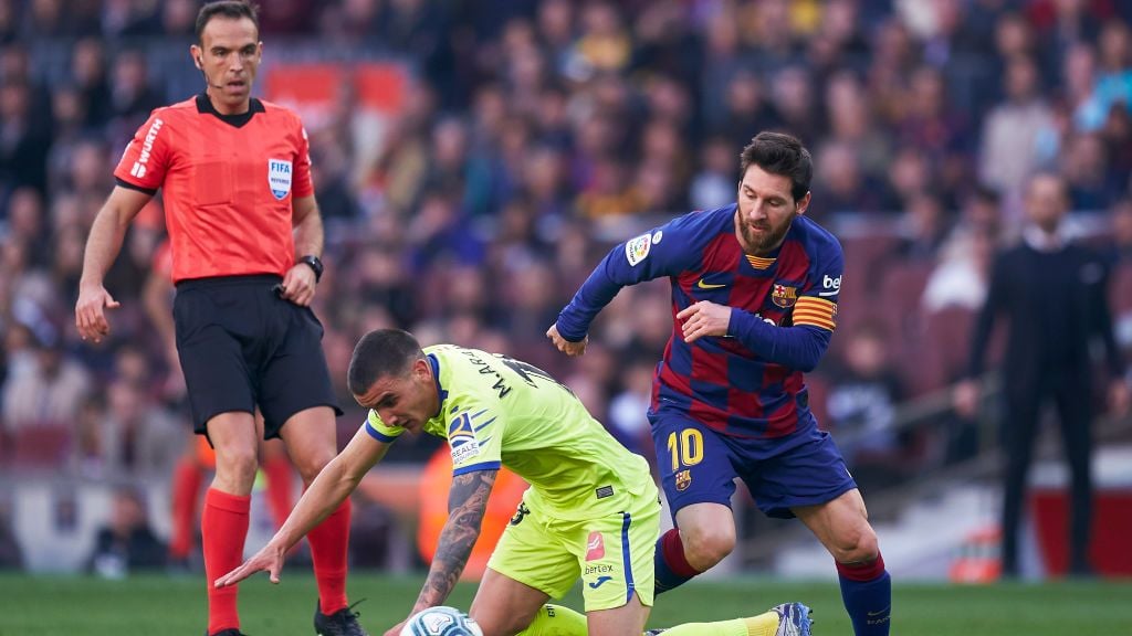 Lionel Messi (kanan) saat membuat Mauro Arambarri bertekuk lutut di atas lapangan. Copyright: © Mateo Villalba/Quality Sport Images/Getty Images