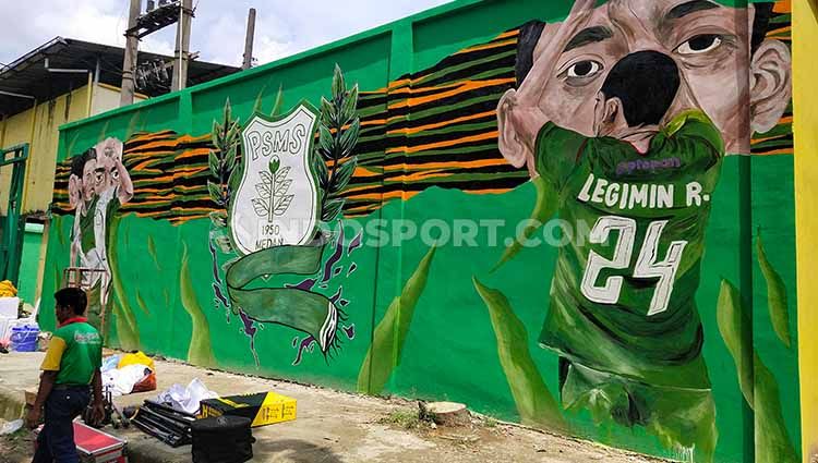 Mural PSMS Medan yang terpampang di salah satu dinding luar Stadion Teladan, Medan. Copyright: © Aldi Aulia Anwar/INDOSPORT