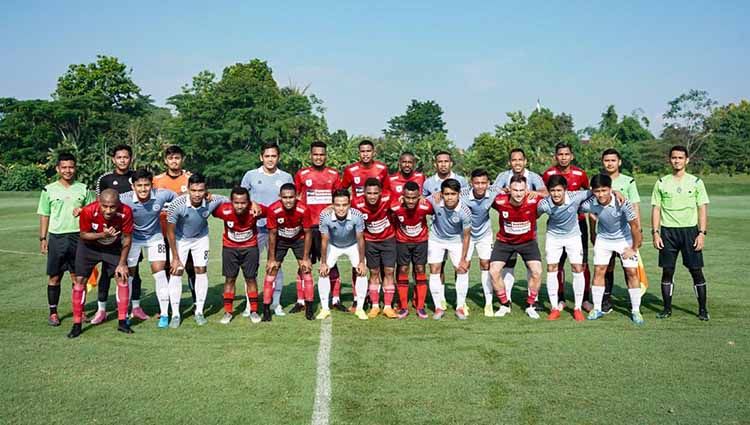 Klub Liga 2 Sulut United mengakhiri rangkaian pemusatan latihan (training camp/TC) di Yogyakarta dengan menantang Borneo FC pada Senin (17/02/20). Copyright: © Copyright Twitter @sulutunited