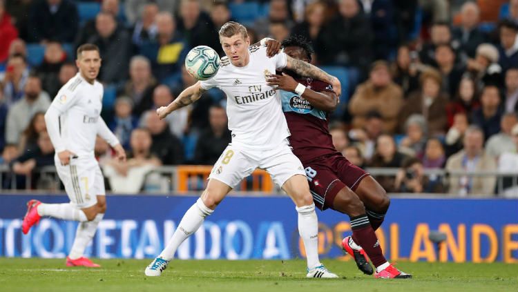 Toni Kroos saat melindungi bola dari rebutan pemain Celta Vigo. Copyright: © Twitter.com/@realmadrid