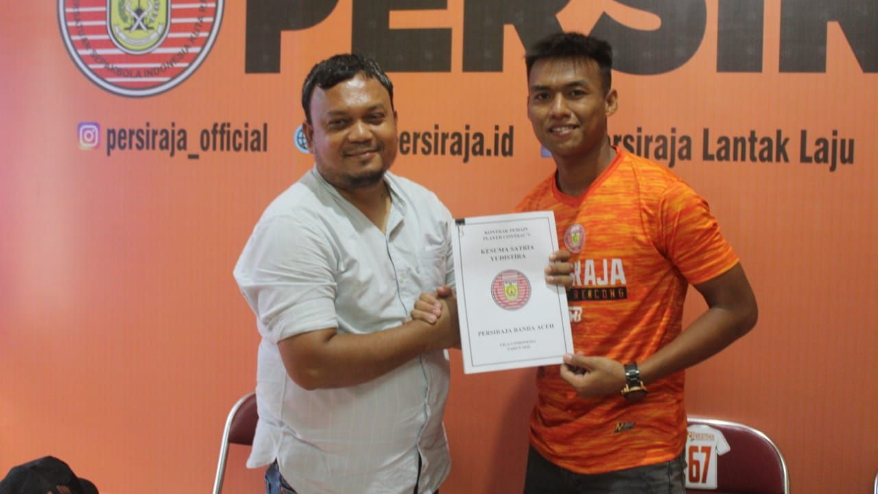 Sekum Persiraja, Rahmat Djailani (kiri), foto dengan pemain anyar Persiraja eks PSMS Medan, Kesuma Satria Yudhistira (kanan). Copyright: © Media Persiraja