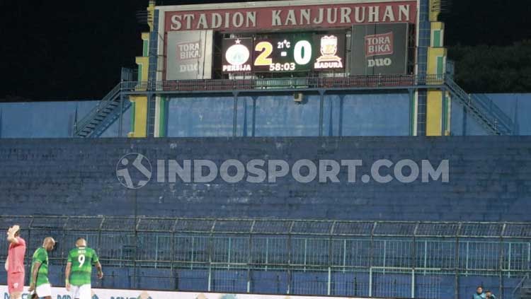 Penampakan tribun stadion yg sepi di pertandingan Piala Gubernur Jatim 2020 antara Persija Jakarta vs Madura United Copyright: © Ian Setiawan/INDOSPORT