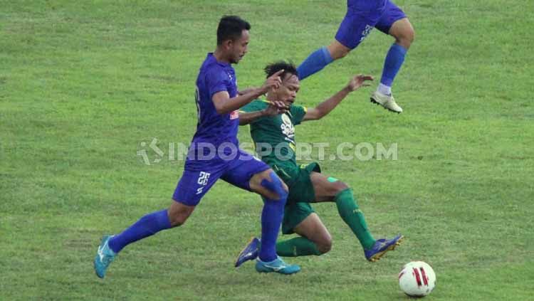 Sebelum laga Persebaya vs Arema FC dimulai, terdapat oknum fans yang ditangkap polisi karena membawa keris. Copyright: © Fitra Herdian/INDOSPORT