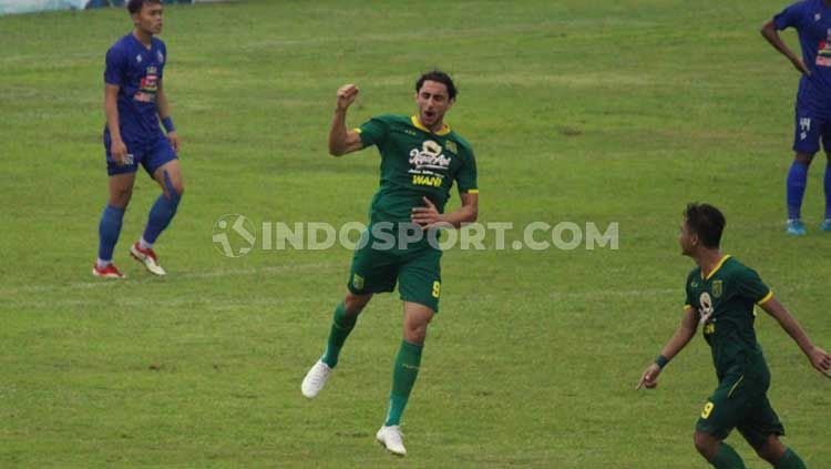 Selebrasi Mahmoud Eid gol ketiga sebelum peluit wasit di bunyikan babak pertama. Copyright: © Fitra Herdian/INDOSPORT