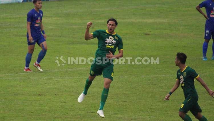 Bepe menyinggung selebrasi provokatif pemain asing Persebaya Surabaya, Mahmoud Eid, ke Persija Jakarta di final Piala Gubernur Jatim 2020. Copyright: © Fitra Herdian/INDOSPORT