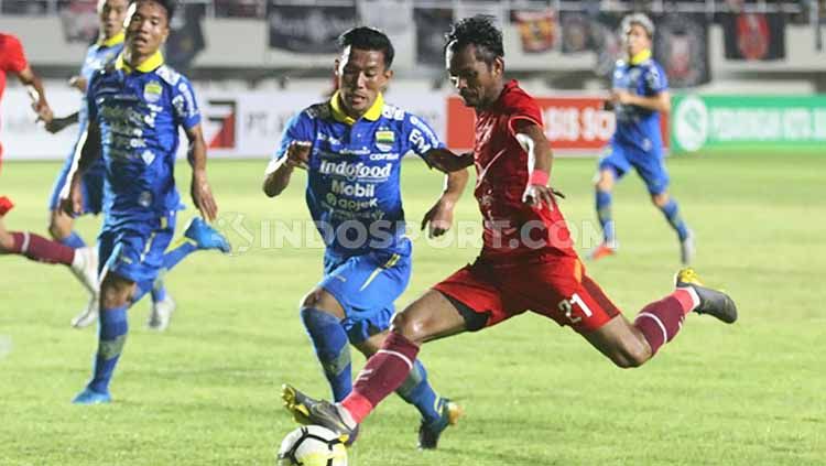 Nanang Asripin (Persis) melawan Henhen Herdiana (Persib). Copyright: © Ronald Seger Prabowo/INDOSPORT