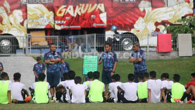Pelatih Timnas Indonesia U-16, Bima Sakti menyatakan, anak asuhnya akan melakukan rapid test virus corona secara rutin, saat menjalani pemusatan latihan (TC). Copyright: © Ronald Seger Prabowo/INDOSPORT
