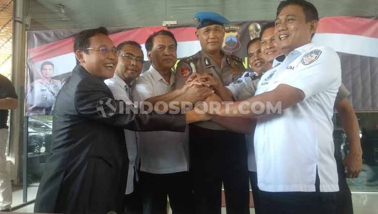 Jajaran Direskrimum Polda Jateng dan perwakilan Asprov PSSI Jateng melakukan foto usai acara konferensi pers pembentukan Satgas Anti Mafia Bola tahap III di wilayah Jateng. Copyright: © Alvin Syaptia Pratama/INDOSPORT