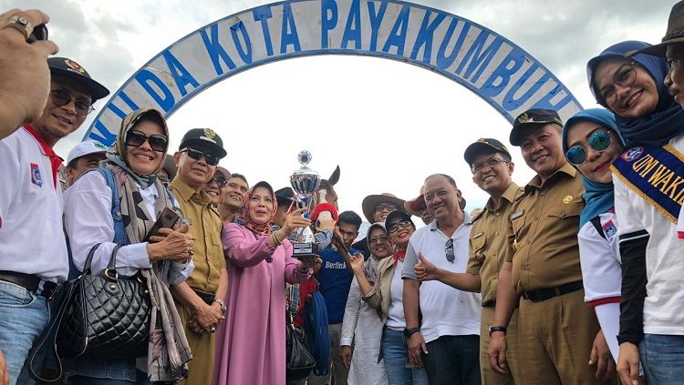 Hajatan bertajuk “Pacuan Kuda Tradisional dan Open Race” di Gelanggang Pacuan Kuda Kubu Gadang Payakumbuh. Copyright: © KONI