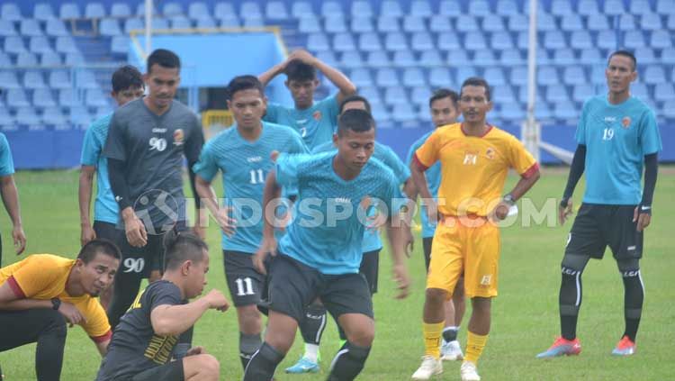 Pemain klub Liga 2, Sriwijaya FC tengah melakukan latihan fisik. Copyright: © Muhammad Effendi/INDOSPORT