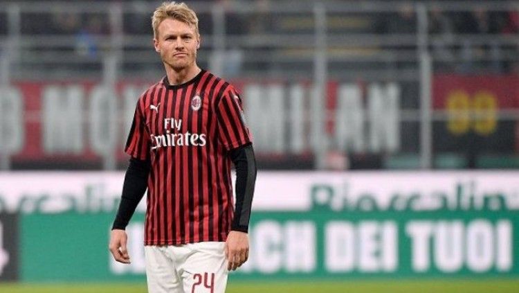 Bek AC Milan, Simon Kjaer, baru-baru ini mengakui bahwa dirinya menolak tawaran dari klub Liga Inggris, Arsenal. Copyright: © 90min