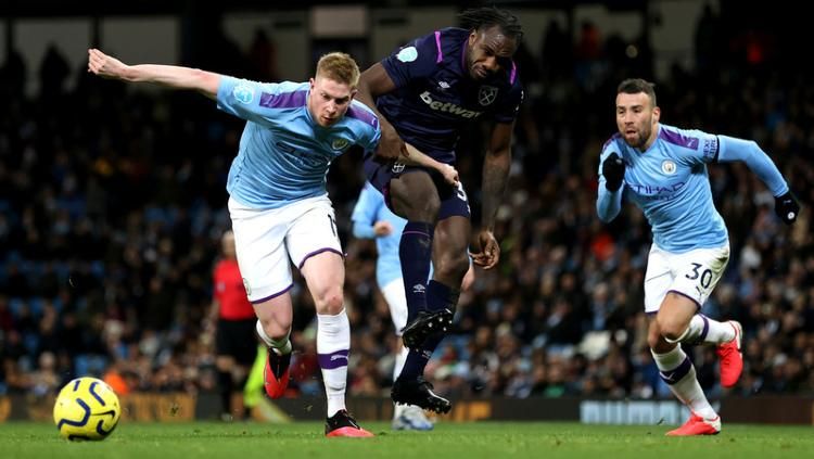 Manchester City menjadi tim yang paling banyak gagal mengonversi penalti di Liga Inggris musim 2019-2020. Copyright: © West Ham