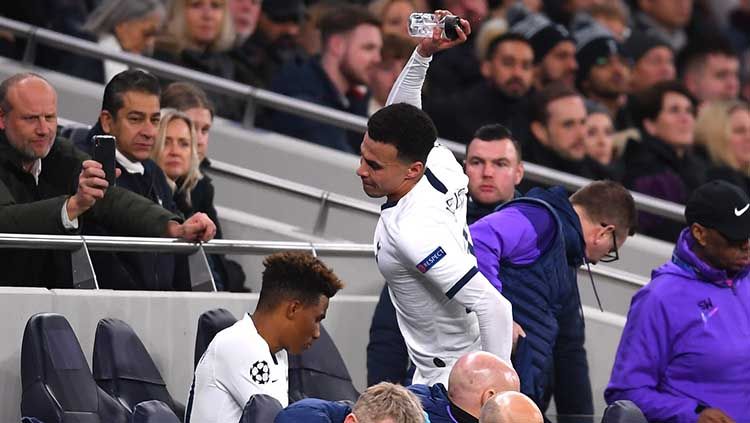 Pemain Tottenham Hotspur, Dele Alli, terlihat marah ketika diganti saat melawan RB Leipzig di leg 1 babak 16 besar Liga Champions dini hari tadi (20/2/2020). Copyright: © Laurence Griffiths/Getty Images