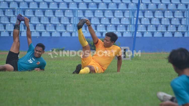 Pelatih fisik Sriwijaya FC, Ananto, saat memimpin latihan tim menjelang kick-off Liga 2 2020 di Palembang. Copyright: © Muhammad Effendi/INDOSPORT