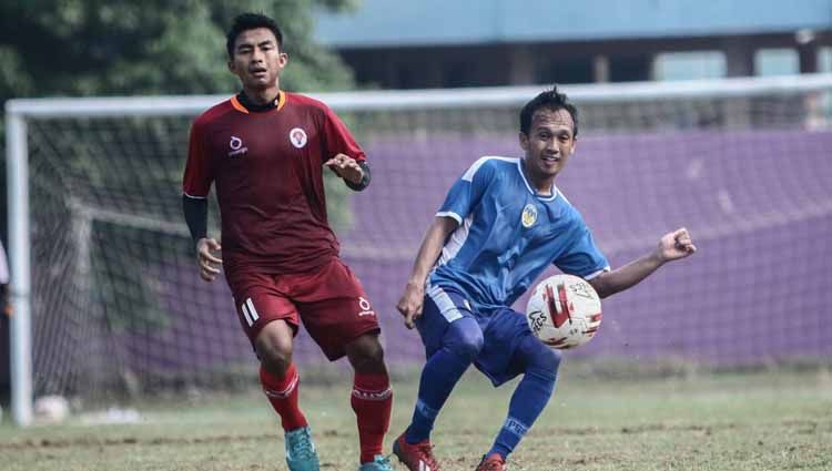 Gelandang PSIM Yogyakarta, Ichsan Pratama melepas umpan dalam uji coba melawan Timnas PPLM Indonesia di Lapangan Dwi Windu, Bantul, Jumat (21/02/20). PSIM menang 2-0. Copyright: © Media PSIM