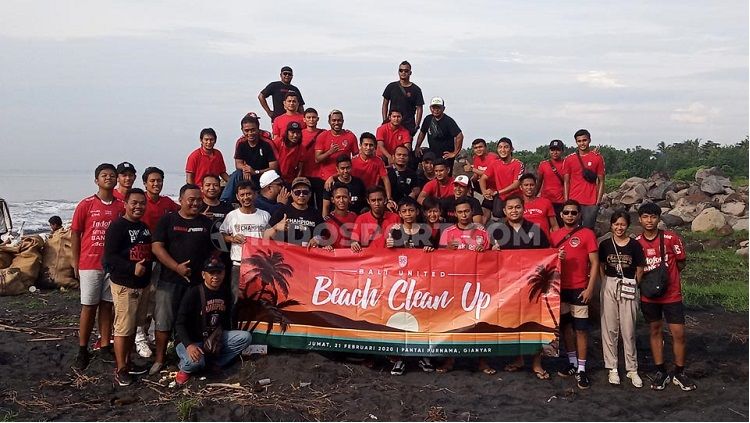 Para pemain, pelatih dan suporter saat melakukan foto bersama usai acara Bali United Beach Clean Up di Pantai Purnama Gianyar, Jumat (21/2/20). Foto: Nofik Lukman Hakim Copyright: © Nofik Lukman Hakim/INDOSPORT