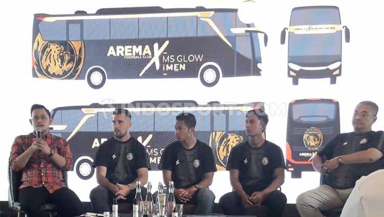 Dendi Santoso dan Johan Ahmat Farizi mengaku lebih bangga setelah dipastikan menaiki bus berdesain khusus dengan gambar logo Arema FC, pada kompetisi Liga 1 2020 nanti. Copyright: © Ian Setiawan/INDOSPORT