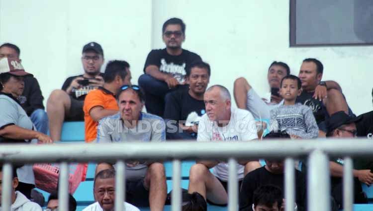 Terlihat di Stadion Maguwoharjo, Pelatih klub Liga 1 PSIS Semarang Dragan Jukanovic pantau permainan Persipura. Copyright: © Ronald Seger Prabowo/INDOSPORT