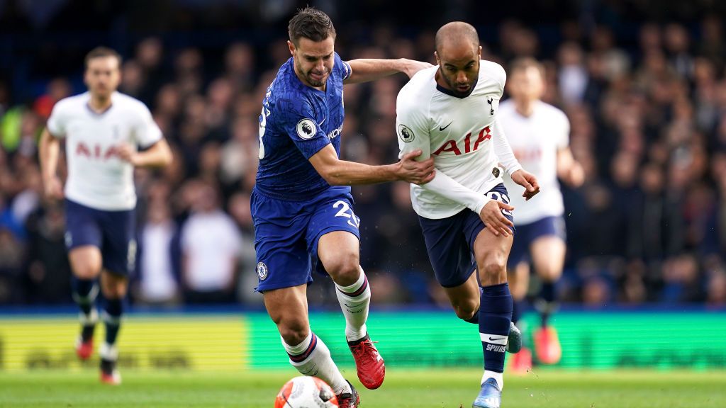 Cesar Azpilicueta mencoba menghentikan Lucas Moura dalam laga Chelsea vs Tottenham Hotspur Copyright: © John Walton/PA Images via Getty Images