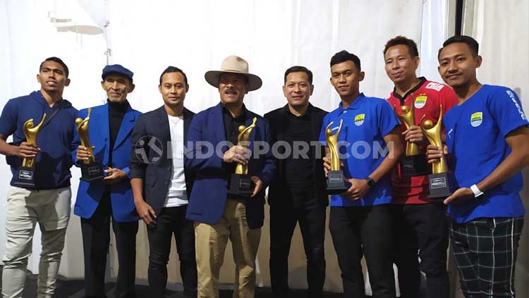 Peraih penghargaan dari FWP berfoto bersama ‎di saat acara Awarding yang bersamaan dengan kegiatan Bobotoh Day di Lapangan Tegalega, Kota Bandung, Sabtu (22/02/2020). Copyright: © Arif Rahman/INDOSPORT