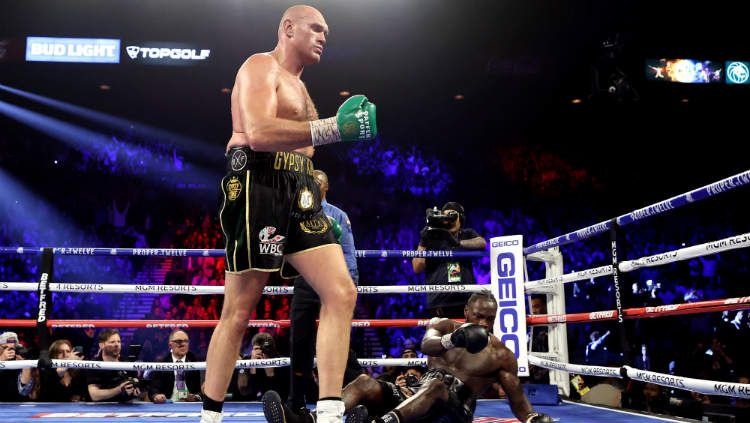 Ujar promotor tinju, Tyson Fury dipastikan akan menghanjar Mike Tyson bila pertarungan benar-benar terjadi. Copyright: © Al Bello/Getty Images