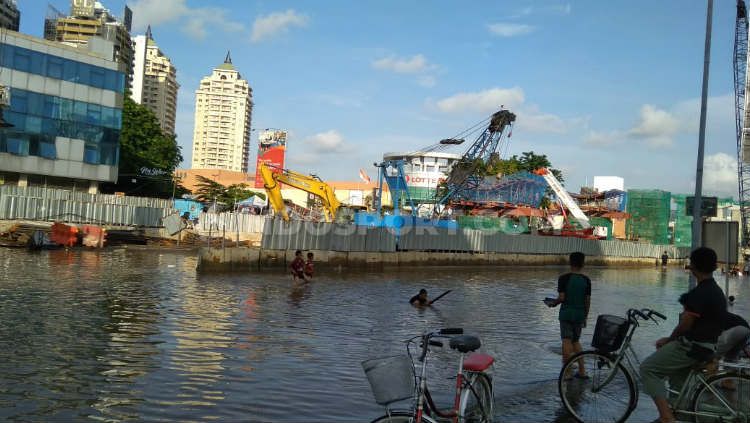 Banjir menggenangi sejumlah akses utama menuju venue pertandingan Timnas Basket Indonesia vs Filipina di Kualifikasi FIBA Asia Cup 2021. Copyright: © Abdurrahman Ranala/INDOSPORT