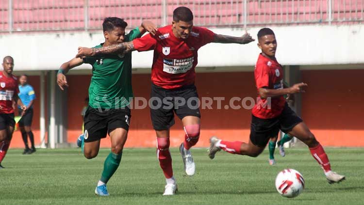 Skuat Persipura Jayapura baru saja mengakhiri pemusatan latihan (TC) dan rangkaian laga uji coba pramusim di Kota Batu Malang dan Yogyakarta selama sebulan. Mereka dijadwalkan akan tiba di Kota Manado, Rabu (26/2/20). Copyright: © Ronald Seger Prabowo/INDOSPORT