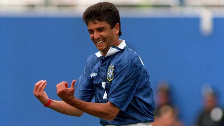 Bebeto saat berselebrasi menimang bayi di Piala Dunia 1994 melawan Belanda. Copyright: © Shaun Botterill/ALLSPORT/Getty Images