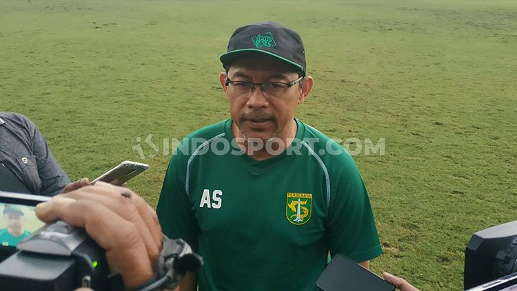 Aji Santoso mewajibkan pemain Persebaya Surabaya mengirim video saat latihan di rumah selama Liga 1 libur karena wabah virus corona. Copyright: © Fitra Herdian/INDOSPORT