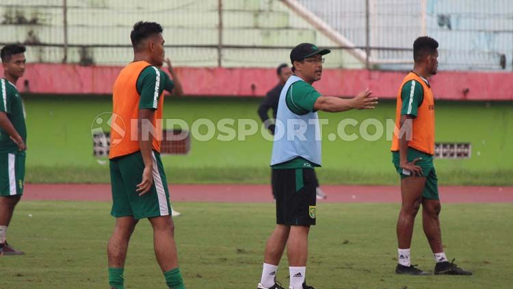 Pelatih Persebaya Surabaya, Aji Santoso membenarkan ada dua pemain muda yang mengikuti seleksi jelang Liga 1 2020 Copyright: © Fitra Herdian/INDOSPORT