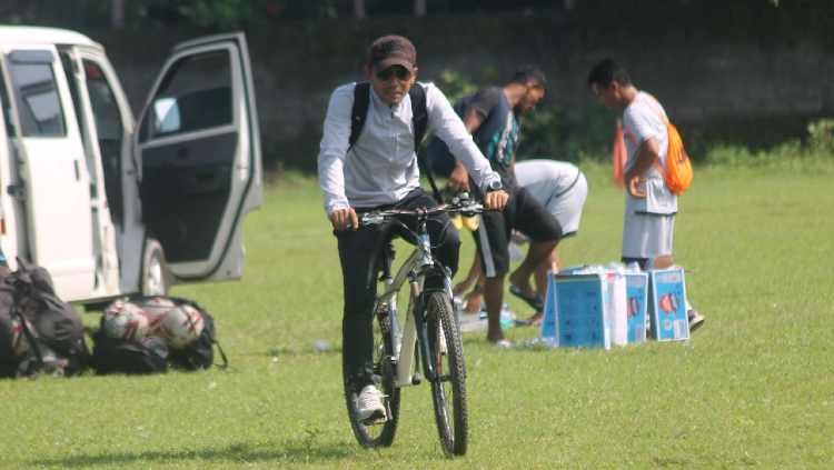 Lokasi latihan PSIM Yogyakarta di Lapangan Kenari dekat dengan rumah, Seto Nurdiyantoro pilih gunakan sepeda sebagai transportasi Copyright: © Ronald Seger Prabowo/INDOSPORT