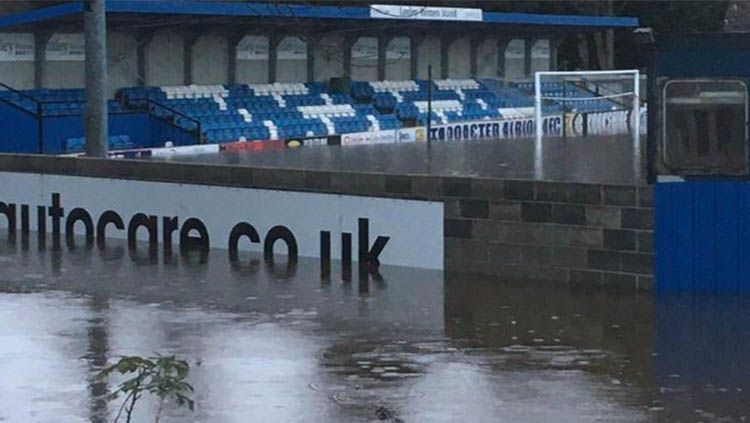 Stadion klub Inggris, Tadcaster Albion, alami kebanjiran. Demi menutup kerugian mereka sampai harus jual kursi penonton. Copyright: © Twitter/TadcasterAlbion
