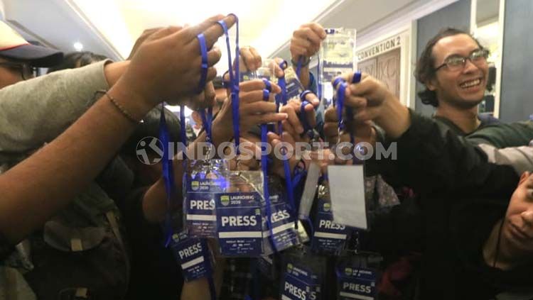 Awak media yang tergabung dalam Forum Wartawan Persib (FWP) mengembalikan id liputan launching Persib musim 2020 di Harris Hotel & Conventions Fastival Citylink, Kota Bandung, Selasa (25/02/2020) . Copyright: © Arif Rahman/INDOSPORT
