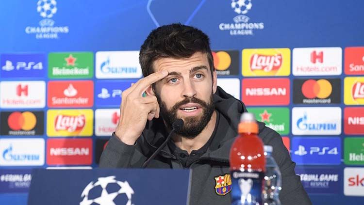 Bek tengah Barcelona, Gerard Pique saat diwawancara jelang pertandingan Liga Champions babak 16 besar 2019-2020 melawan Napoli Copyright: © Ciro Sarpa/Getty Images