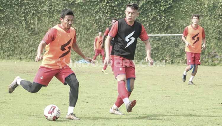 Arema FC kini tengah sibuk menyusun renegosiasi pada klausul kontrak bagi seluruh anggota tim enyambut wacana kelanjutan kompetisi Liga 1 2020. Copyright: © Ian Setiawan/INDOSPORT
