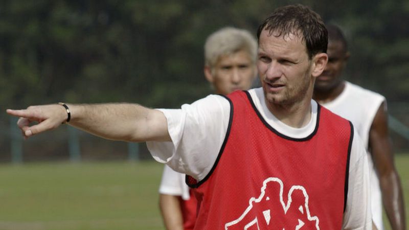 Publik pecinta PSS Sleman masih dag-dig-dug menunggu masa depan pelatih mereka, Dejan Antonic. Copyright: © Dustin Shum/South China Morning Post via Getty Images