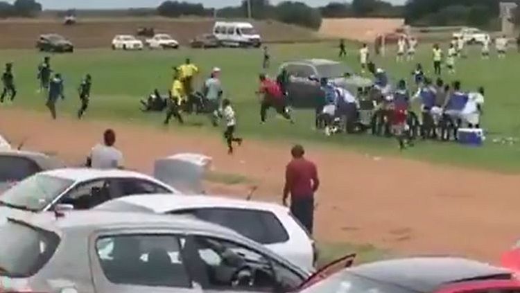 Suporter sepak bola di Afrika ngamuk dan ingin menabrak wasit dan orang-orang sekitar. Copyright: © Dineo Diphoko/Twitter