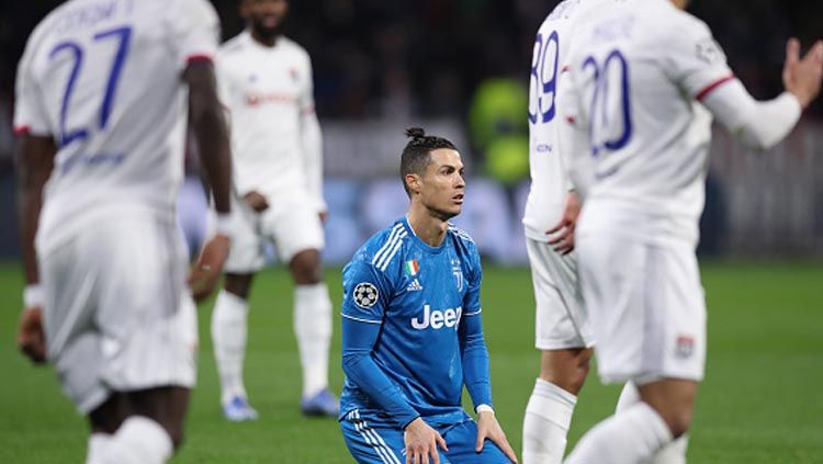 Pemain megabintang Juventus, Cristiano Ronaldo dibuat tak berdaya oleh para pemain Lyon dalam pertandingan Liga Champions 2019-2020  babak 16 besar leg 1 di babak pertama. Copyright: © Jonathan Moscrop/GettyImages