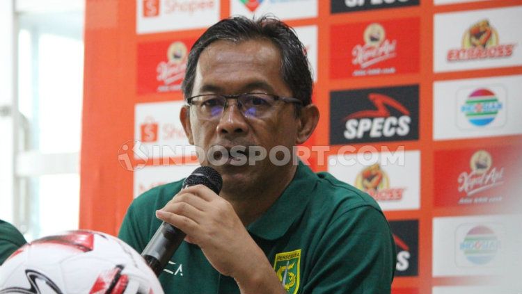 Aji Santoso dalam konferensi pers Persebaya Surabaya. Copyright: © Fitra Herdian/INDOSPORT