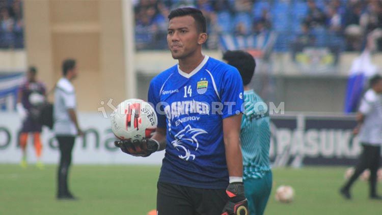 Kiper klub Liga 1 Persib Bandung, Teja Paku Alam, mengaku kondisi fisiknya semakin meningkat, setelah menjalankan program latihan bersama tim selama dua pekan. Copyright: © Arif Rahman/INDOSPORT