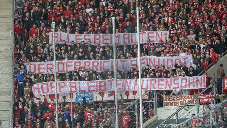 Fans Bayern Munchen dianggap idiot oleh petinggi klub junjungannya, Karl-Heinz Rummenigge, pasca laga Bundesliga Jerman kontra Hoffenheim. Copyright: © TF-Images/Getty Images