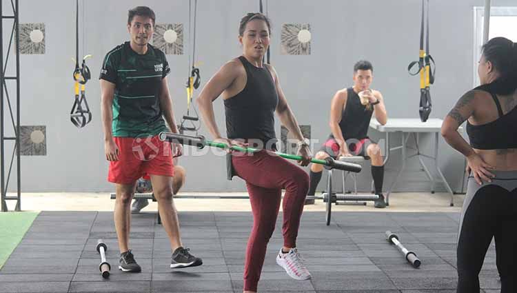 Jemima Djatmiko ketika memperagakan olahraga CrossFit. Copyright: © Aziz Purnomo/INDOSPORT