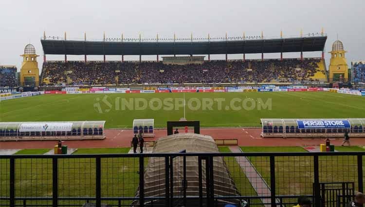 Menjelang kick off Persib Bandung vs Persela Lamongan di Liga 1 2020, kondisi Stadion Si Jalak Harupat sudah ramai dipenuhi Bobotoh. Copyright: © AArif Rahman/INDOSPORT