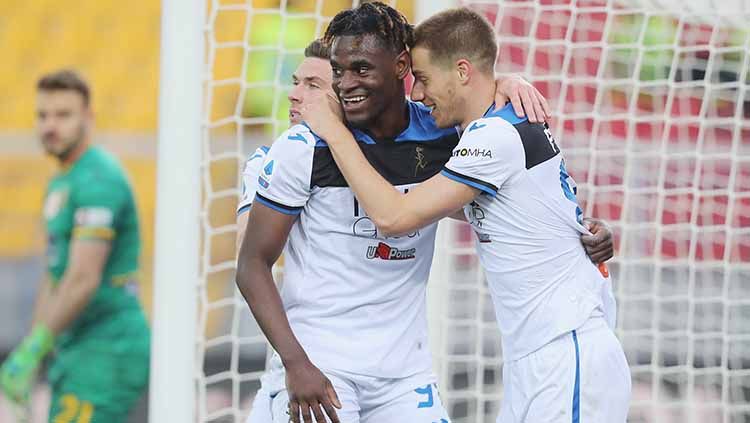 Duvan Zapata berselebrasi usai mencetak gol ke gawang Lecce dalam kemenangan 7-2. Copyright: © Maurizio Lagana/Getty Images